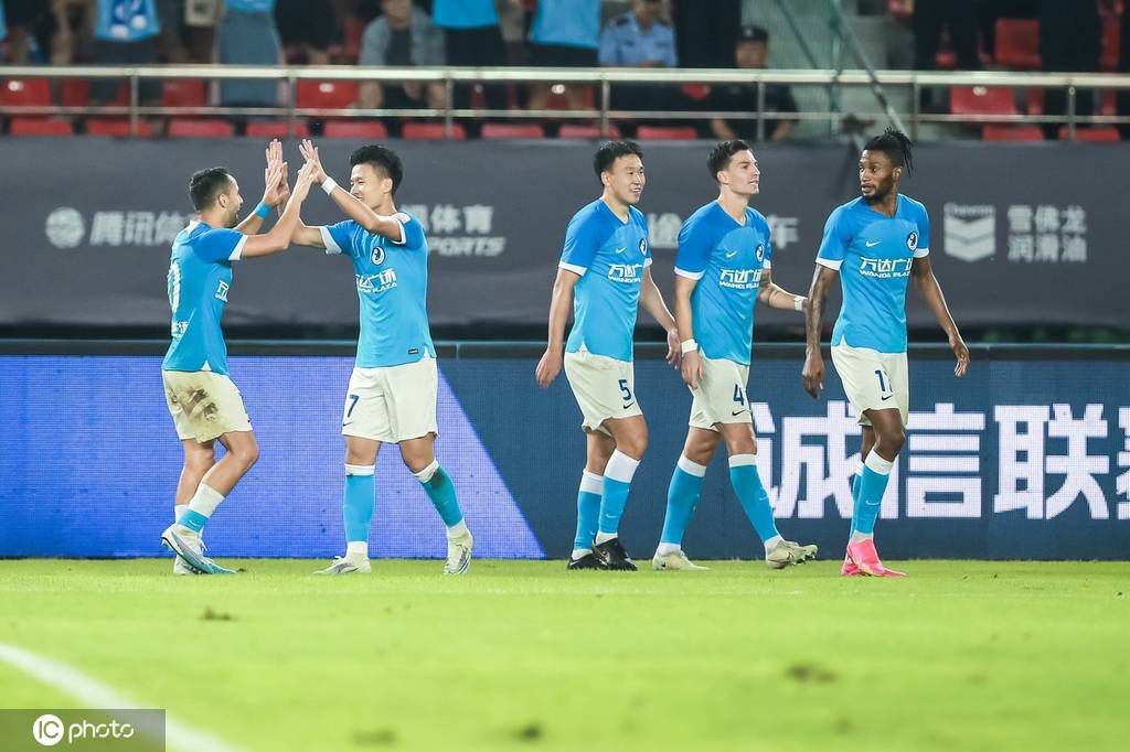 第31分钟，格瓦迪奥尔后场传球失误险些送礼。